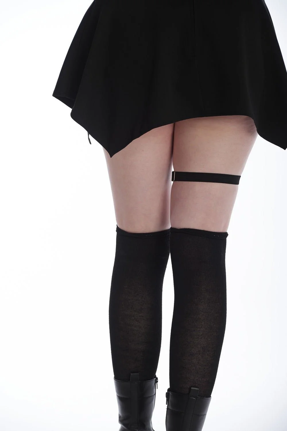 Black Metal Heart Thigh Garter - Image 2